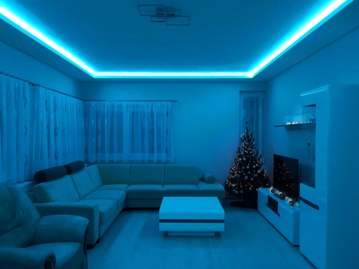 Nappali modern világítása rejtett LED szalaggal