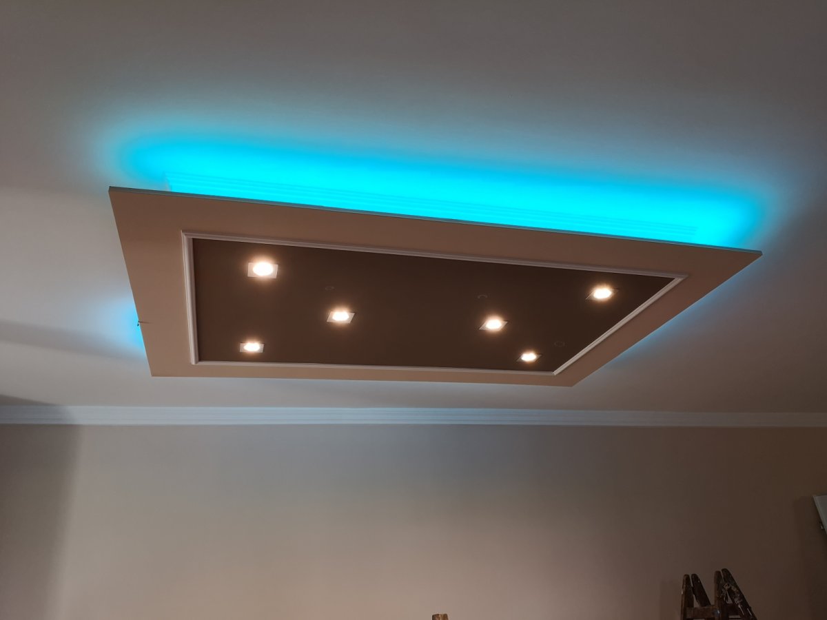 Lebegő álmennyezetbe RGB LED dekorszalag és süllyesztett spot világítással