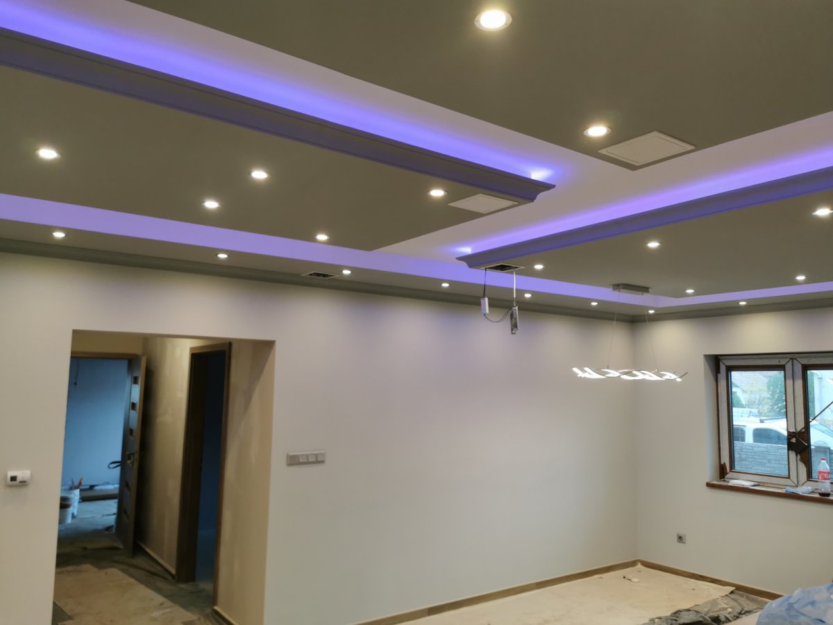 Lebegő álmennyezetbe RGB LED szalag és süllyesztett spot világítás