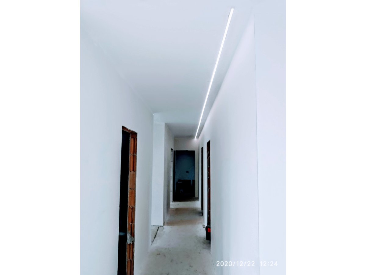 Folyosó LED szalagos (vonalfény) világítása