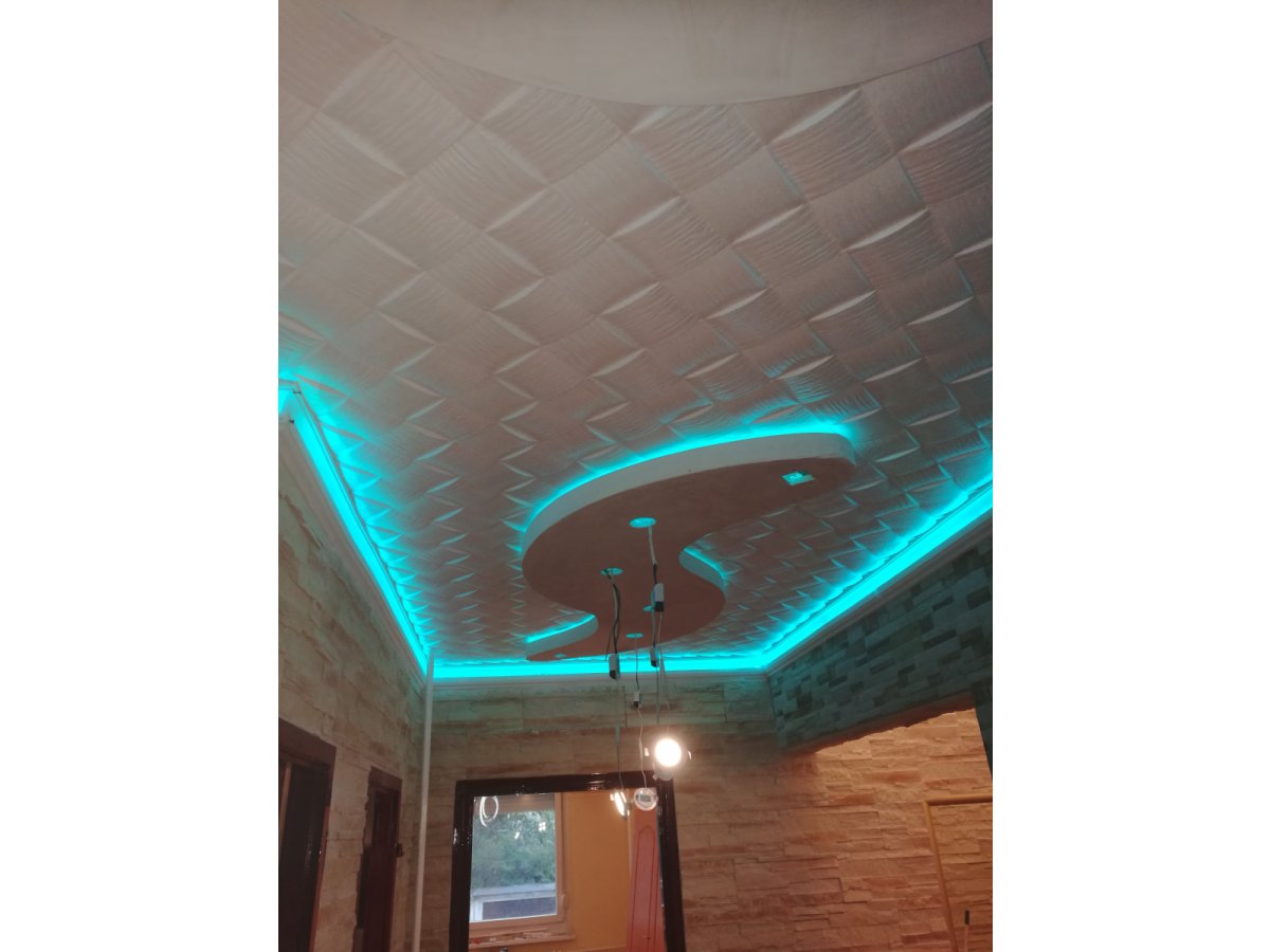 Gipszkarton sziget RGB LED világítással és rejtett világításos holker díszléc