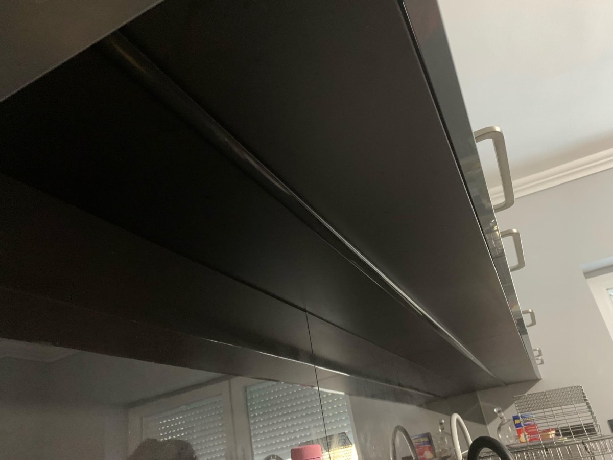 Fekete LED profil fekete bútorlapon