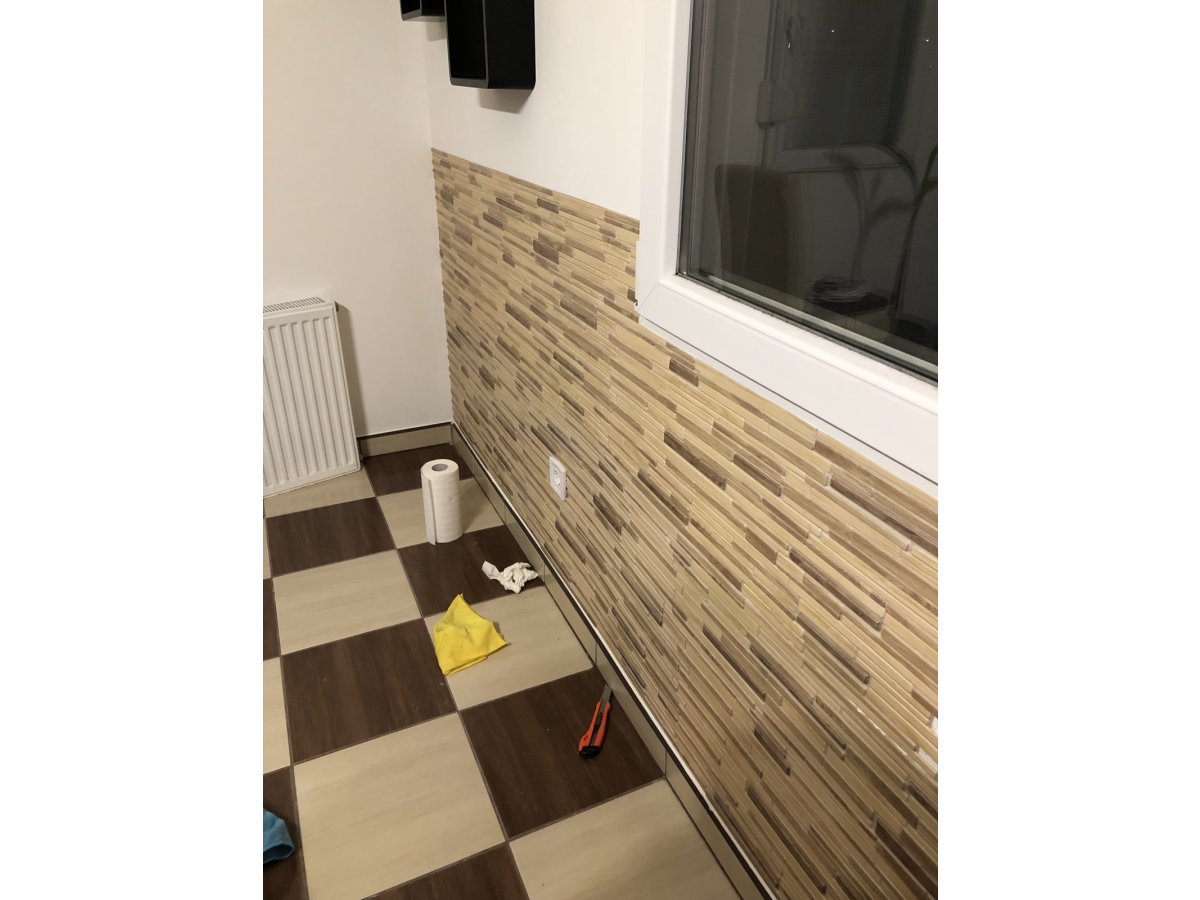 Falburkoló lap ablak alatt - szeletelt fa dekor