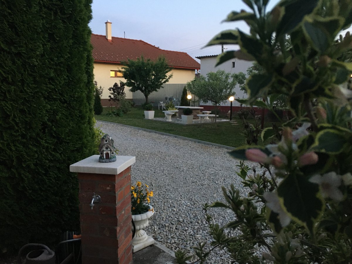 Oszlopos kerti lámpa opál búrával