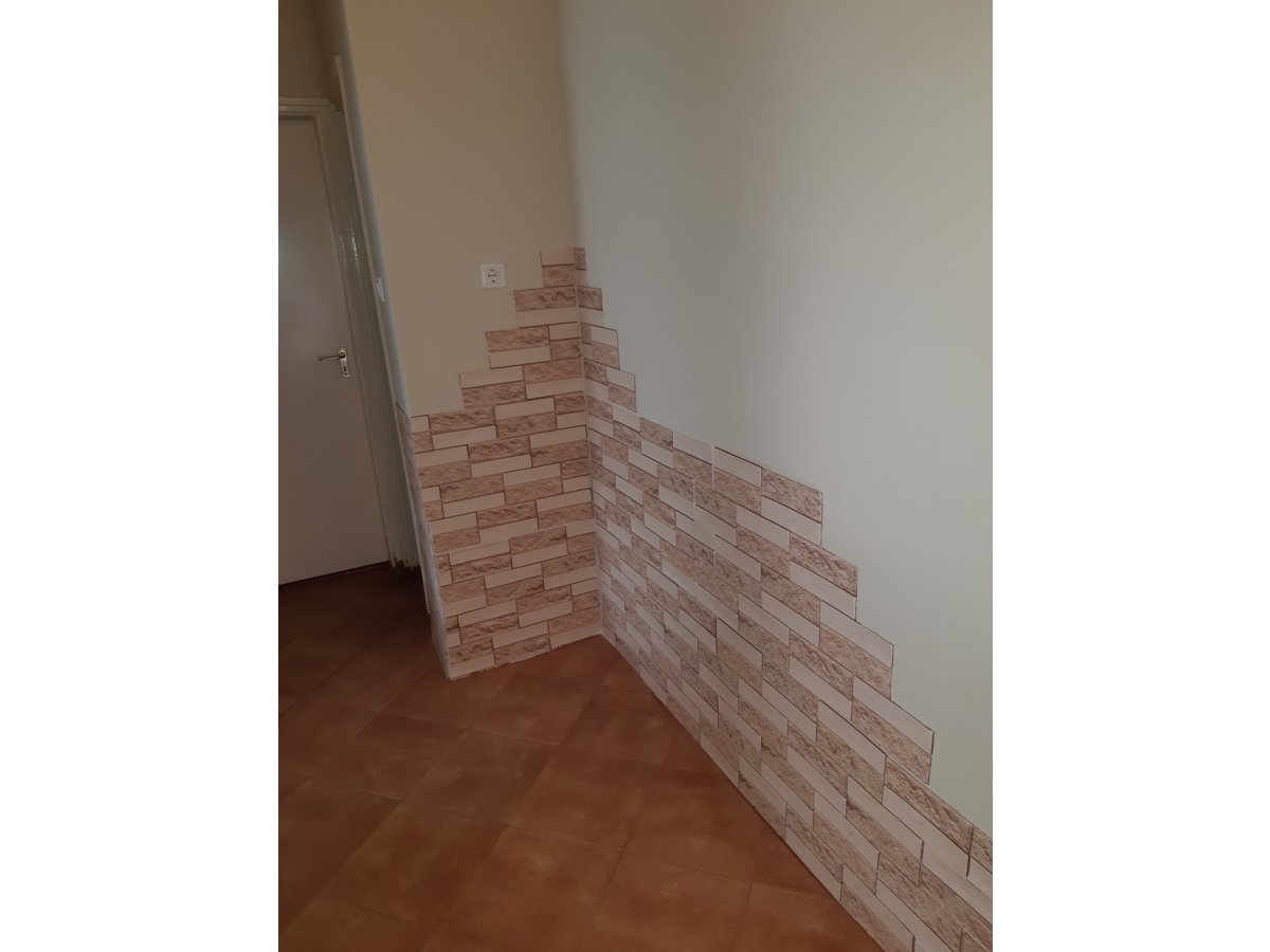 Lemosható műanyag falburkolat az előszobában, tégla utánzatú