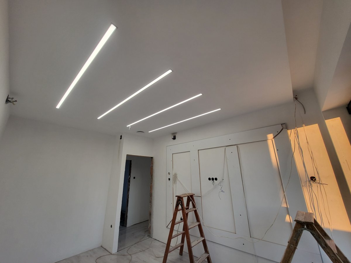 Szoba világítás modern LED sávokkal, természetes fehér fénnyel