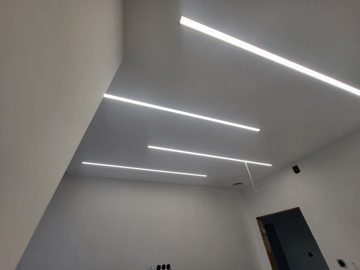 Vengédszoba LED mennyezeti világítással, design világító sáv gipszkartonba építve
