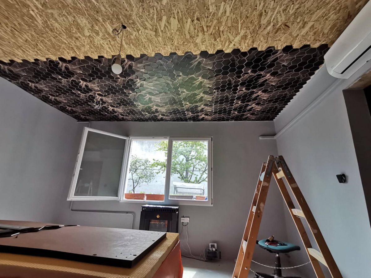 OSB alapra felragasztott PVC falpanel, mint mennyezetburkolat