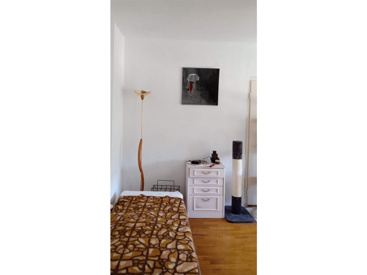 Falburkolás előtt csupasz fehér fal