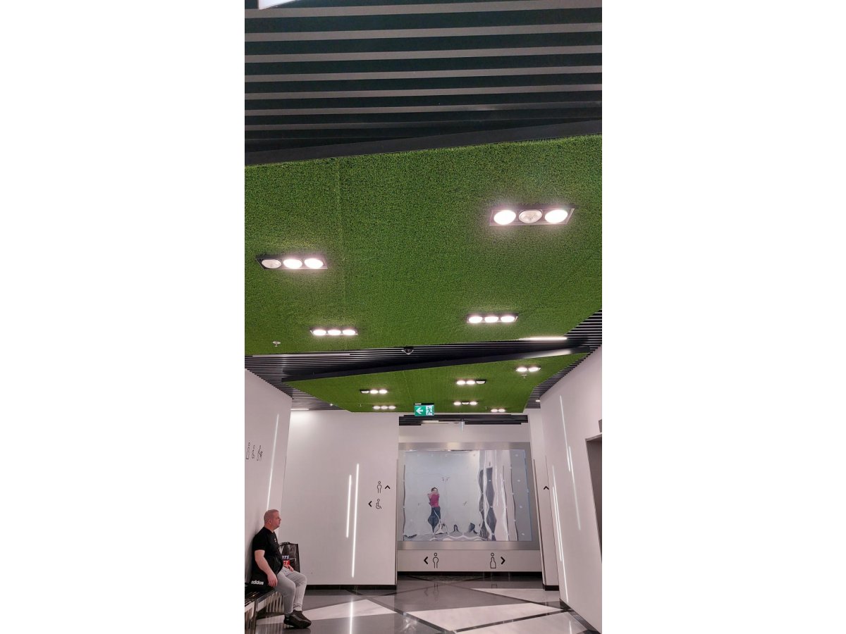 Fekete lamella mennyezet zöld műfű dekorral