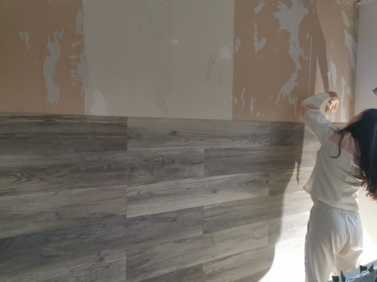 Házilag is kivitelezhető a woodlook falpanel felrakása