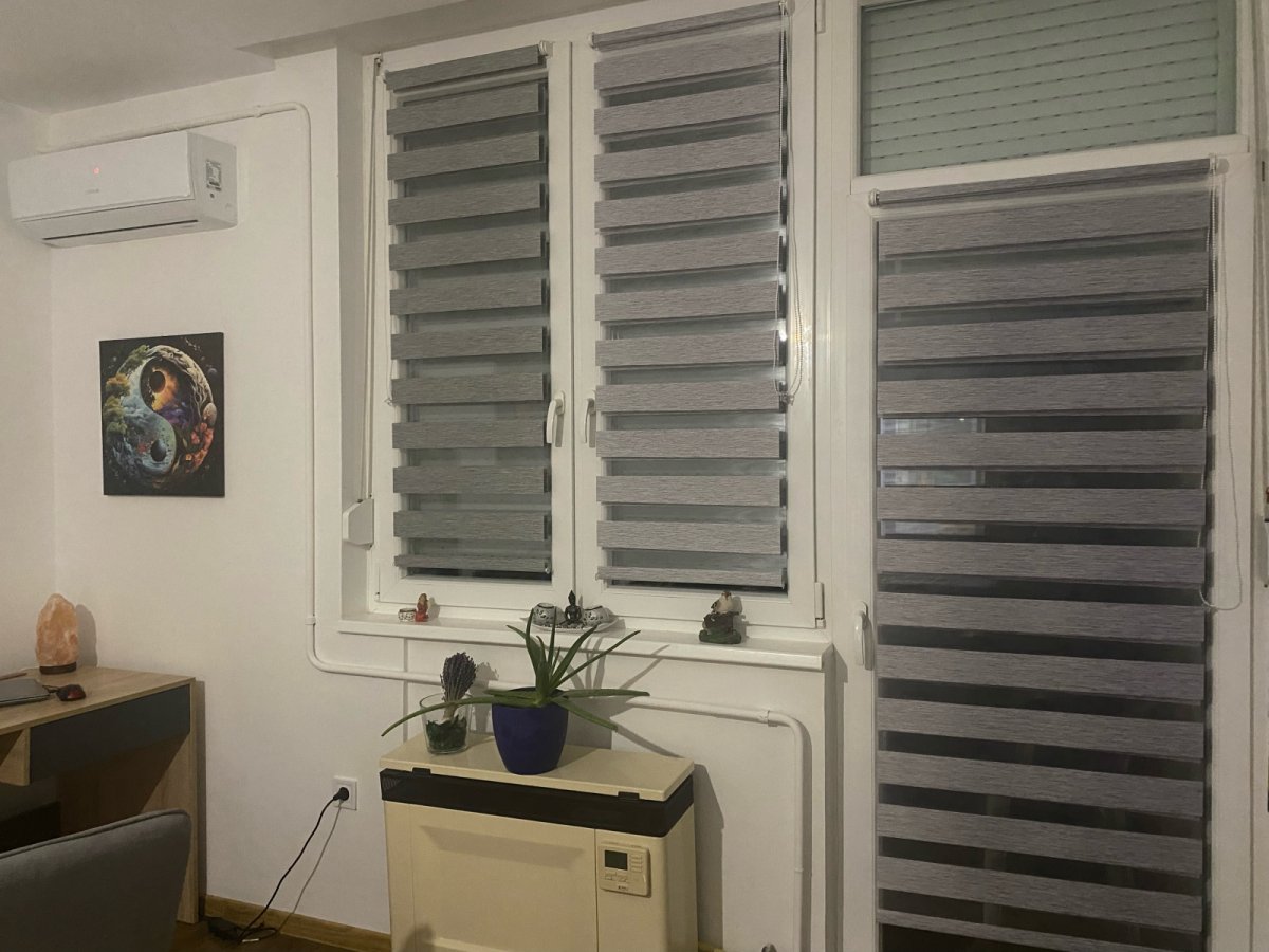 Parkra néző ablakok gyönyörű szürke sávos rolókkal