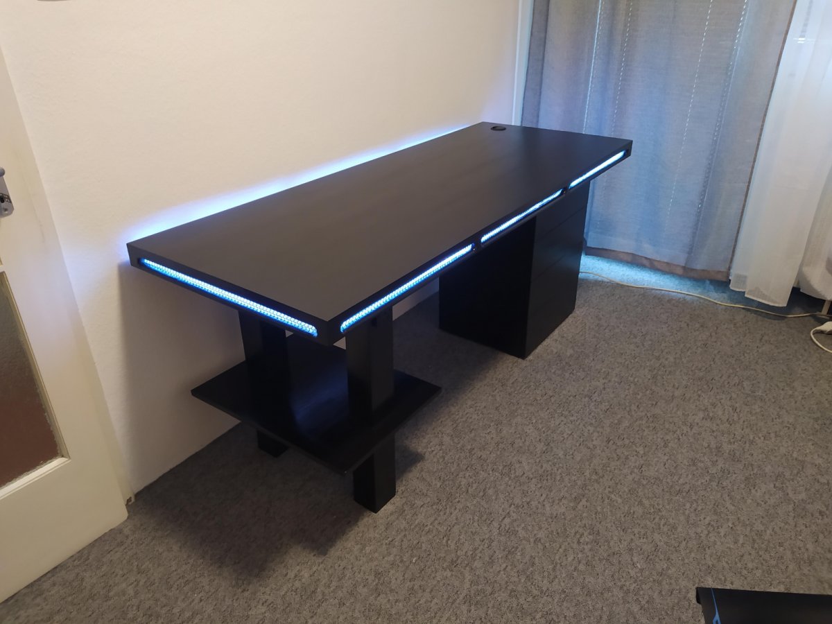 Futófényes led világítással kiegészített gamer asztal
