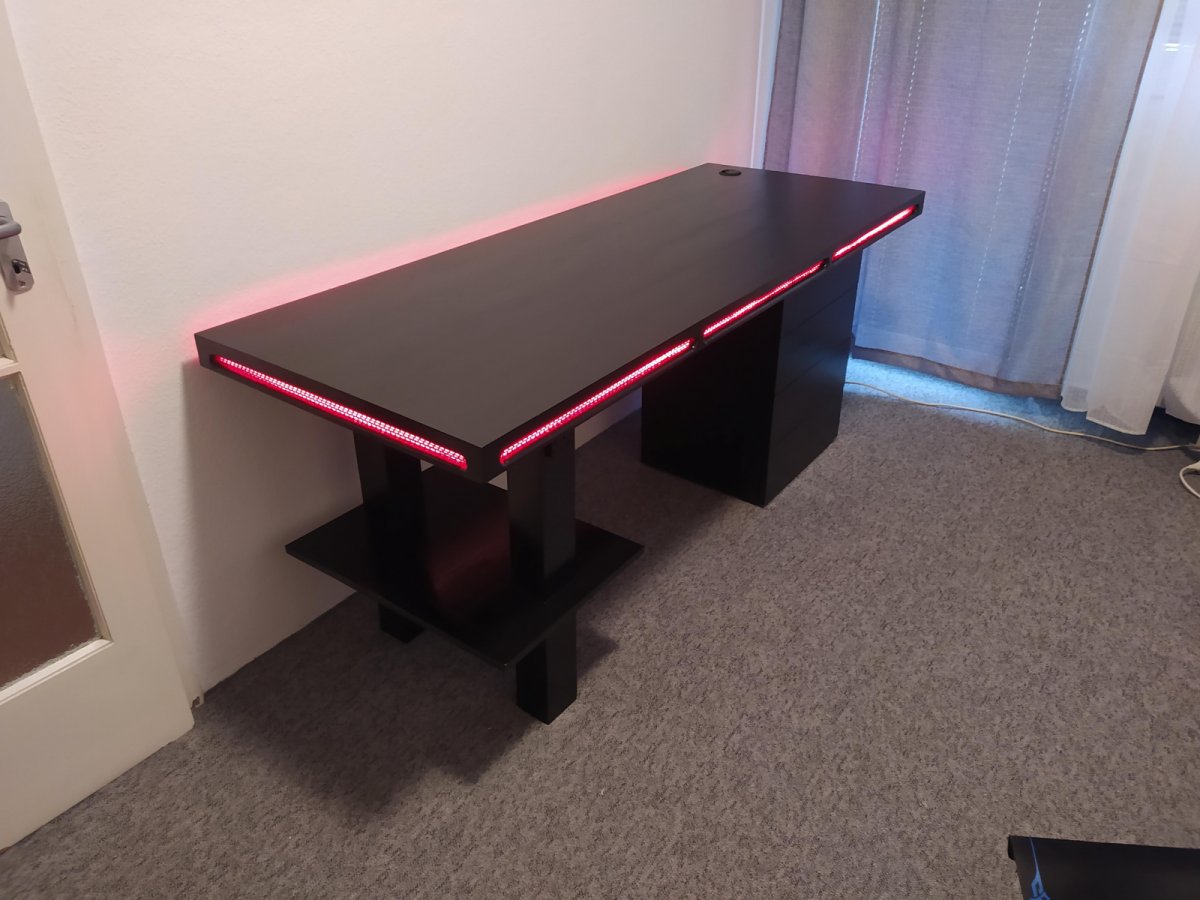 Hatalmas számítógéepes asztal PC játékosok számára, LED világítással