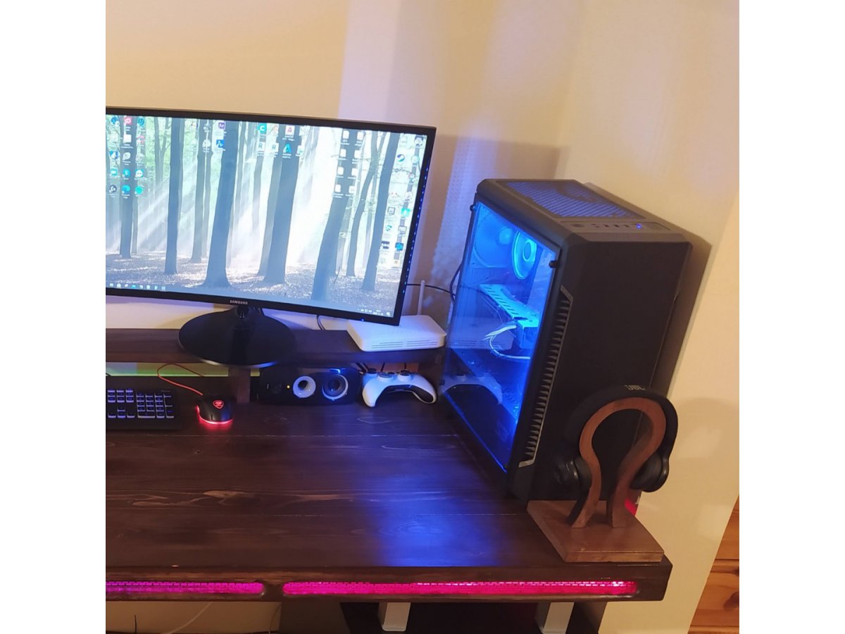 Égetett fa, programozható LED világítás, tutti setup - ez a legjobb gamer asztal!
