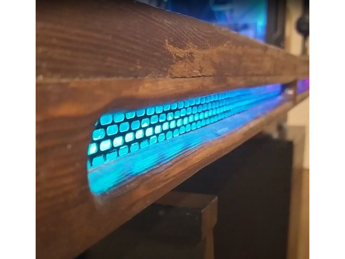 Egyedi gamer asztal szellőzőrendszere LED világítással