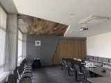 4 árnyalatú famintás woodlook burkola mixelve, mint mennyezetdekoráció