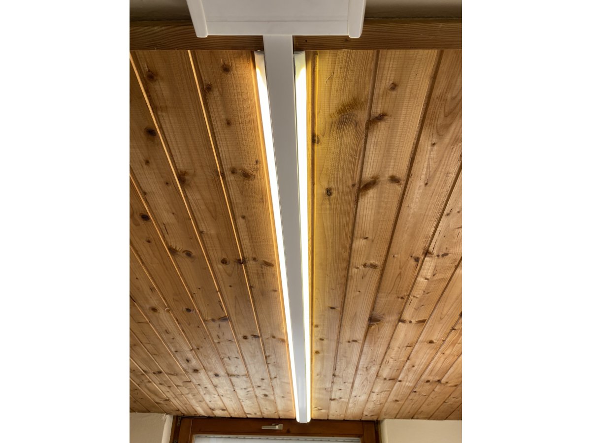 Led lámpatest lambériás mennyezeten