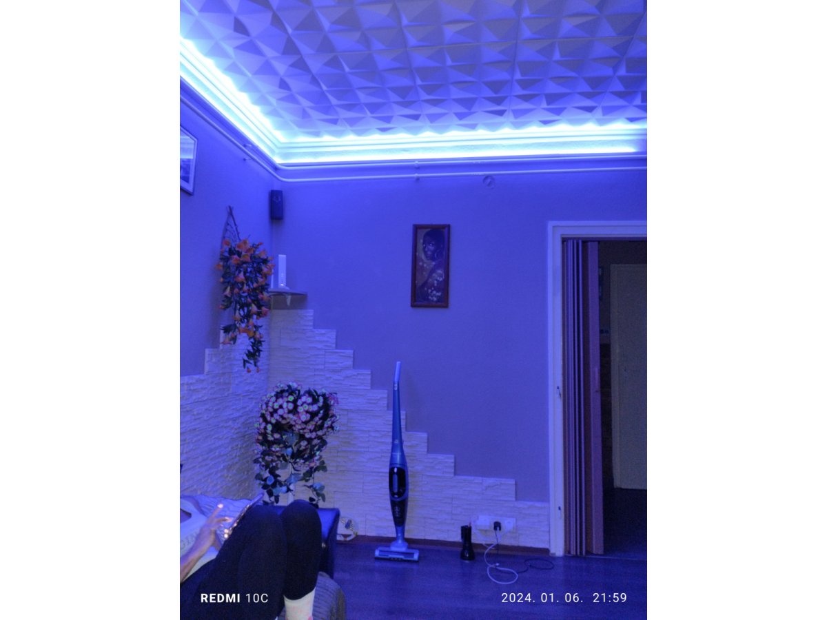 LED szalag rejtett világítás díszléc profilban elvezetve