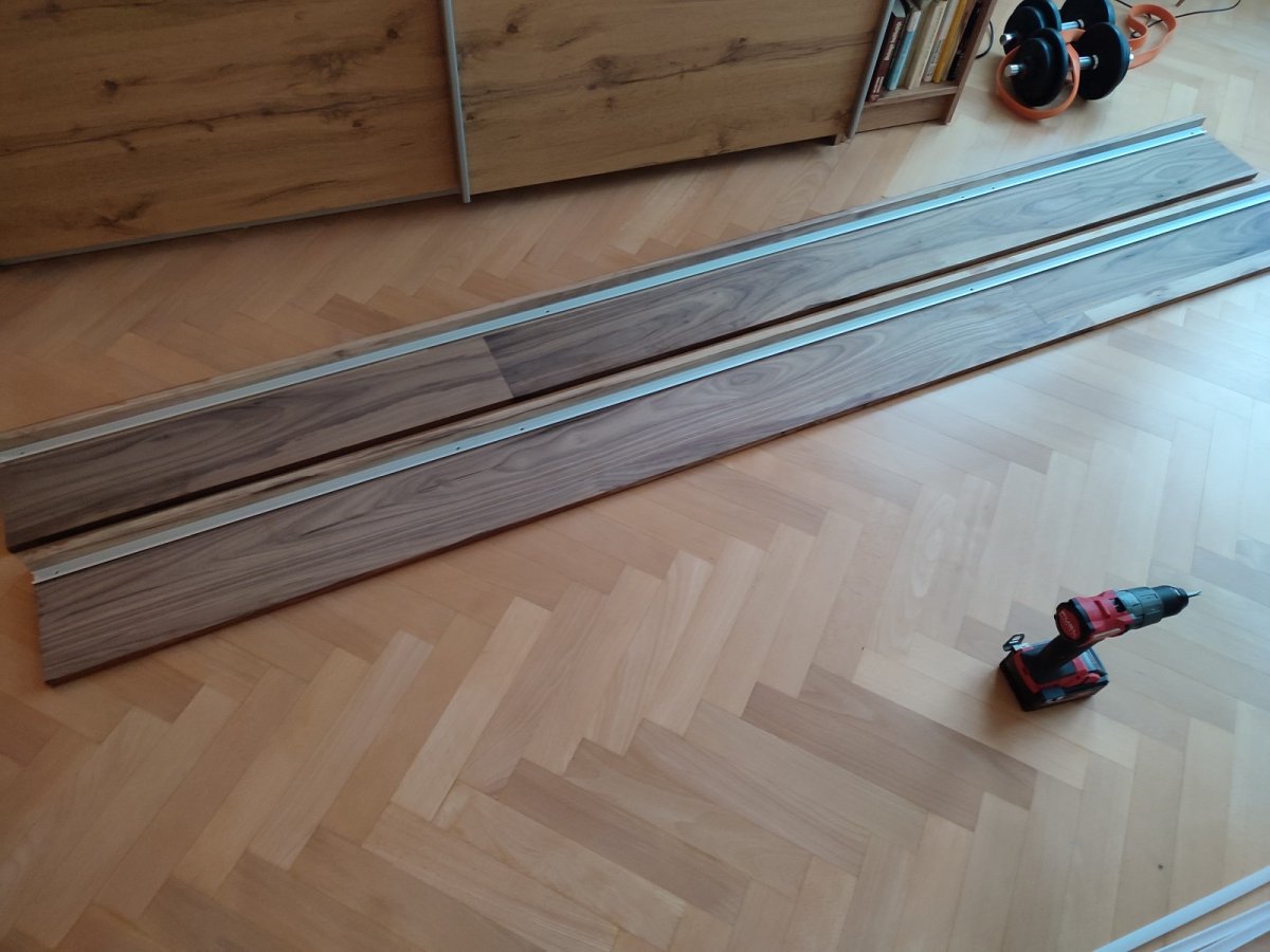 Egy famintás bútorlap zárja le a Wallure mozaikos falburkolat szélét, ami rejtett világítással is kiegészül