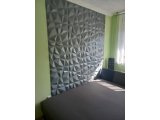 3D műanyag falpanel - hálószoba falburkolat szürke színben, zöld falak mellett