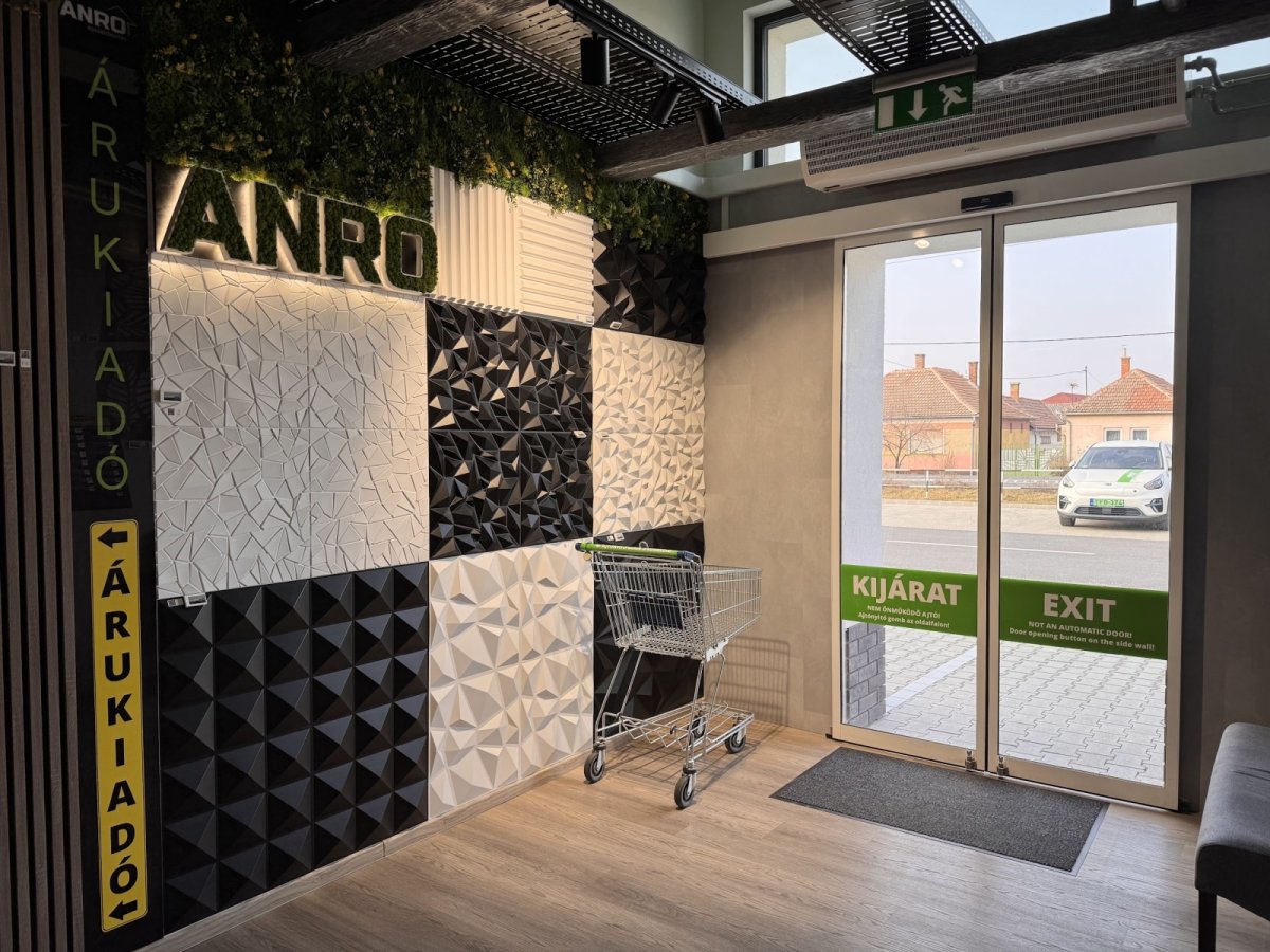 Falpanel 3D műanyag dizájnos falburkolat a bemutatóterem kijáratánál.