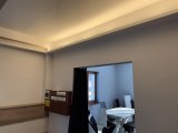 Dugvillás csatlakozóval szerelt 220V led szalag iroda párkányán végigvezetve