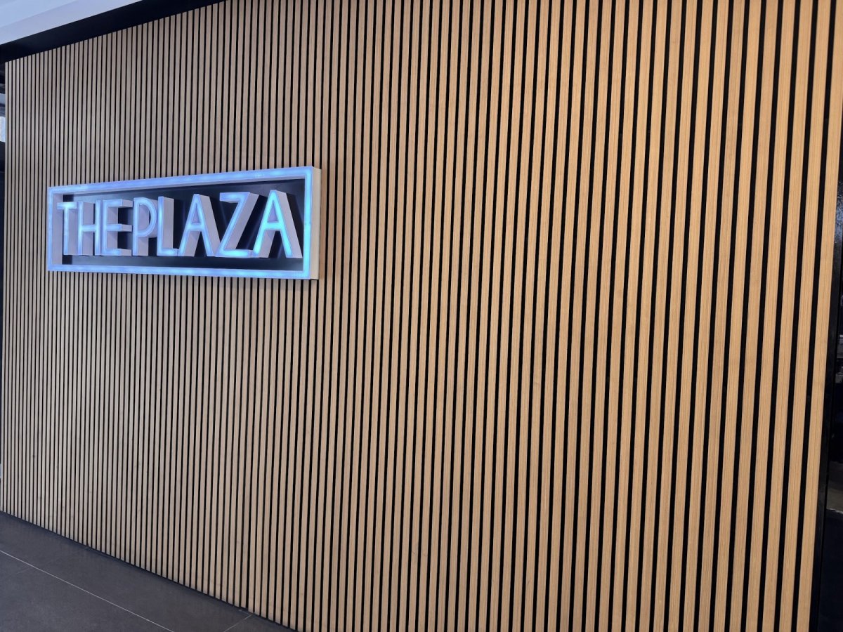 Lamella falburkolat The Plaza céglogó dekorációként