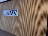 Lamella falburkolat The Plaza céglogó dekorációként