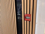 Tűzjelző készülék lamella falburkolat közé beépítve