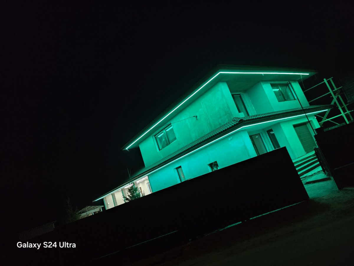Dekoratív stablon világítás színváltós RGB LED szalaggal (beépítés: Szuhi-Vill Kft)