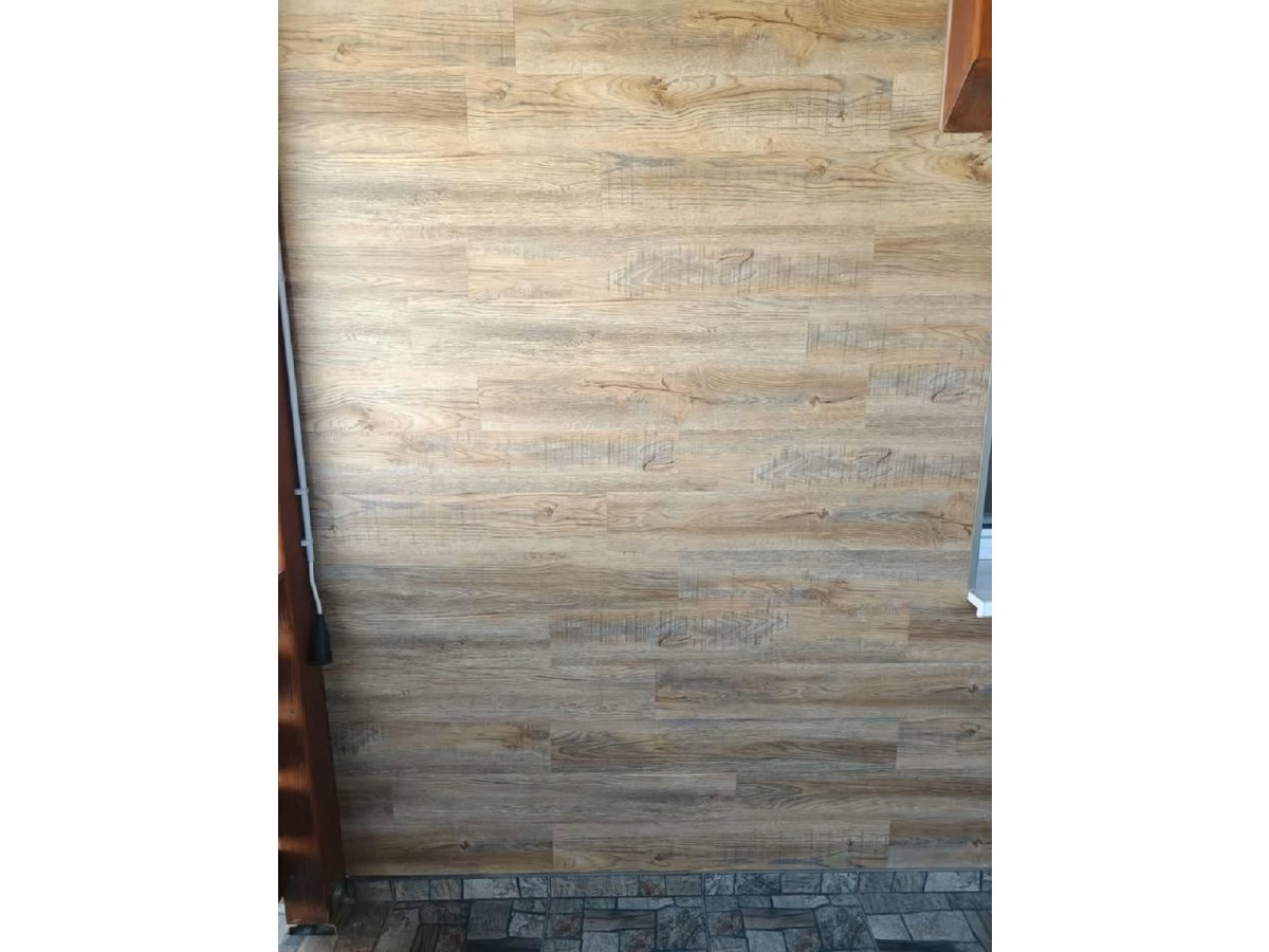 Woodlook falburkoló lap vintage barna színben, fedett terasz burkolásához