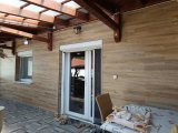Rusztikus színvilág a modern terasz oldalfalain
