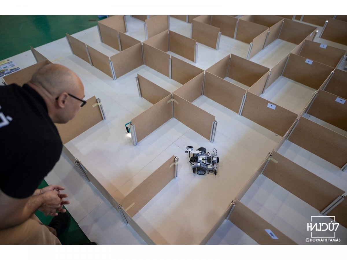 Robotika versenyhez épített labirintus pálya farostlemez és gépépítő profil felhasználásával