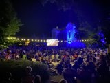 Szabadtéri mozi hangulatvilágítása ledes fényfüzérekkel