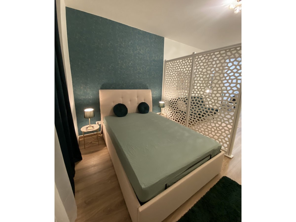 Fehér perforált panel hálószoba elválasztásához apartmanban