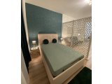 Fehér perforált panel hálószoba elválasztásához apartmanban