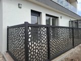 Földszinti teraszkorlát és kerítés Mosaic térelválasztó panelből építve