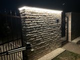 Kerítés fedlapra szerelt LED profil melegfehér fényű LED szalaggal