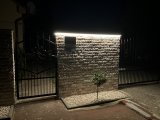 Kerítés világítás - modern téglafal kovácsoltvas ajtóval és kapuval kombinálva, LED világítással