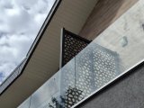 Modern térelválasztás emeleti erkélyen (szürke műanyag panel)